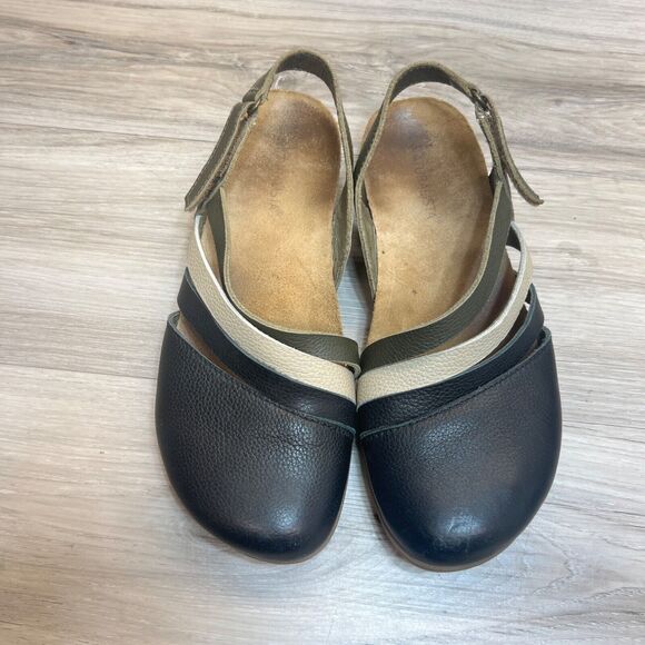 El Naturalista Black Sandals with Flexible Sole - Picture 6 of 10
